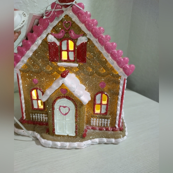 Cupcakes Cashmere Pink Gingerbread House Valentine's Day Heart Frosted Candy NWT - Picture 2 of 6
